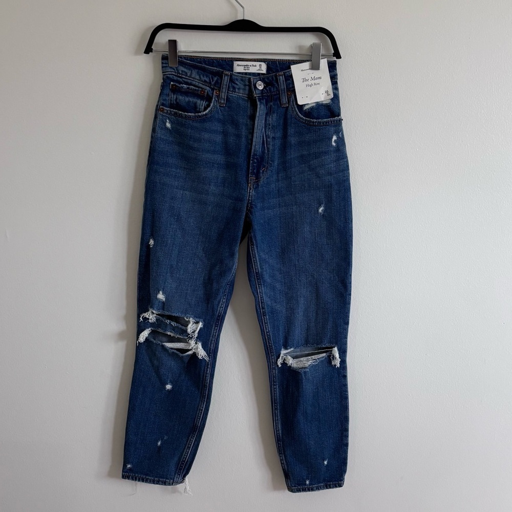 Abercrombie the Mom High Rise NWT jeans size 0/25 distressed!